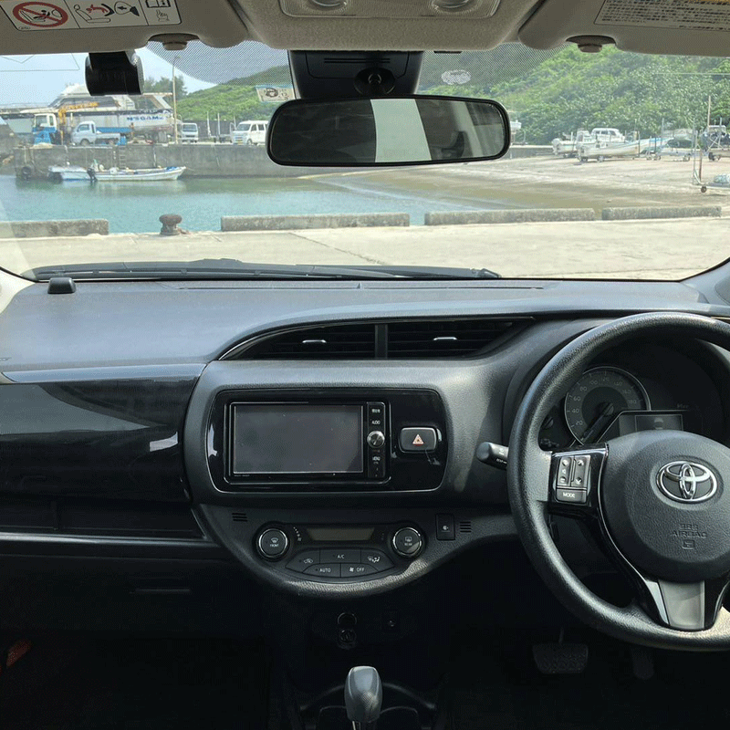 ヴィッツ車内